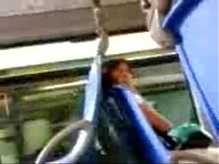 Zobanie vták blikajúce na exciting žena v the autobus