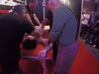 А група на хора масаж това млад и tattoed дама при на същото време в публичен