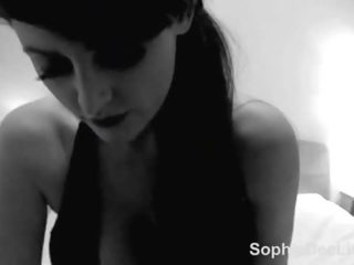 Veliko oprsje britanke porno zvezda sophie dee masturbira za si v črno in beli