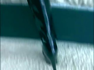 Mustanahaline thigh kõrge boot xxx video koos a pikakoivaline brünett
