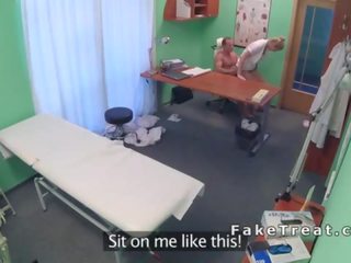 Θεραπευτής τρώει και fucks νοσοκόμα επί ένα γραφείο