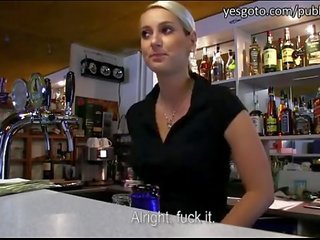 Exceptional neuveriteľný bartender fucked pre hotovosť! - 
