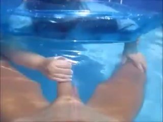 Desagradable esposa dar marido paja en piscina bajo el agua & introducir él corrida bajo el agua